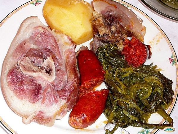 Cocido gallego plato típico de carne en Galicia